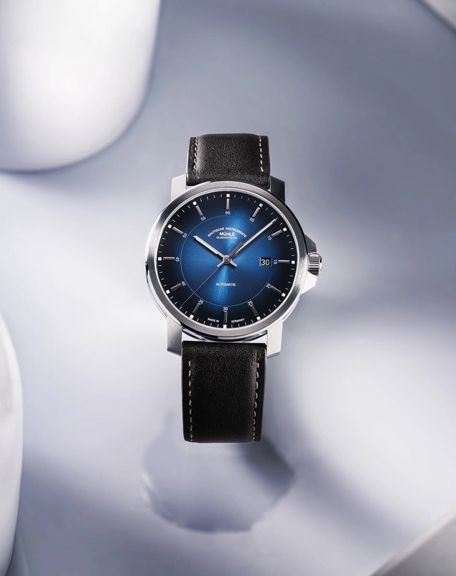 Mühle-Glashütte 29er Casual küstenblau Moodbild hochkant