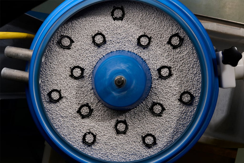 Polieren der J12-Gehäuse