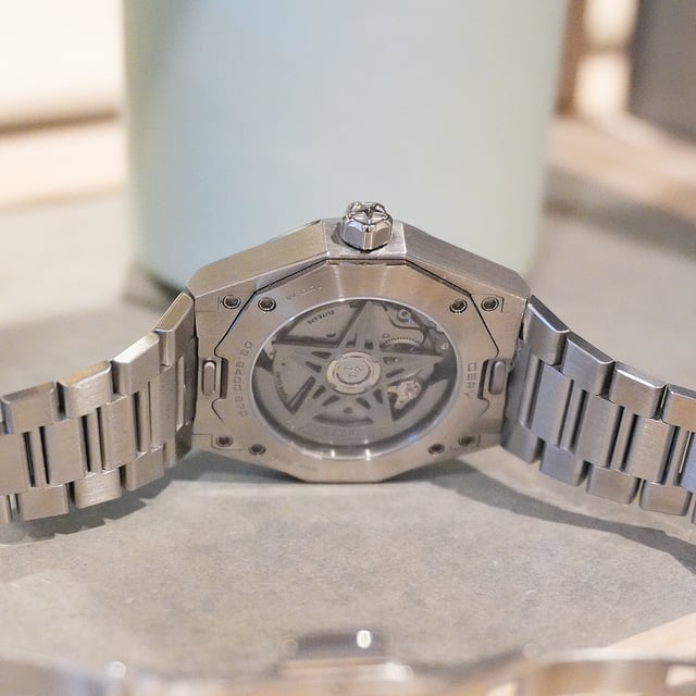 Zenith Defy Skyline 36 mit Sichtboden auf das Werk Elite 670 mit 28.000 Halbschwingungen pro Stunde (4 Hz) und Gangreserve von 50 Stunden