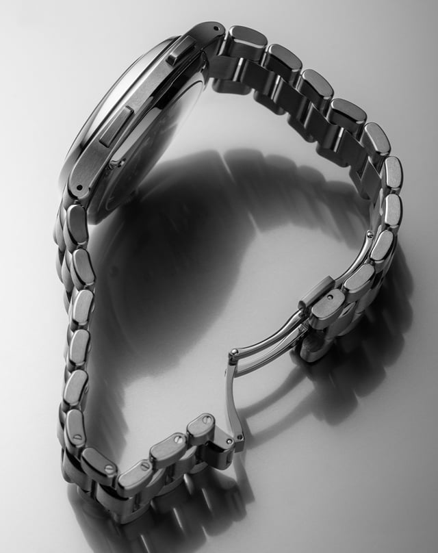 Laurent Ferrier – Sport Traveller Slate Grey, GMT-Uhr aus Titan mit Manufakturkaliber 