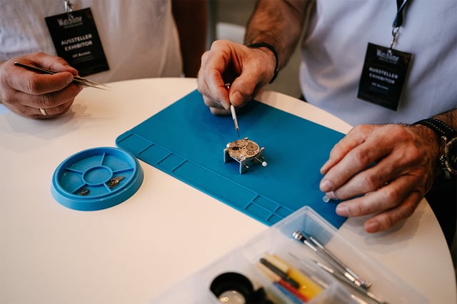 Auf der WatchTime Düsseldorf können Sie selbst zum Uhrmacher werden.