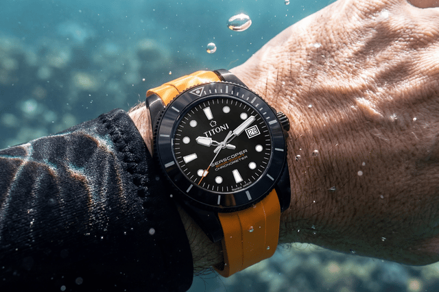 Die Titoni Seascoper Limited Edition am Handgelenk unter Wasser