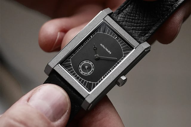 echo/neutra – Rivanera Black, elegante Uhr aus Titan mit Handaufzugswerk