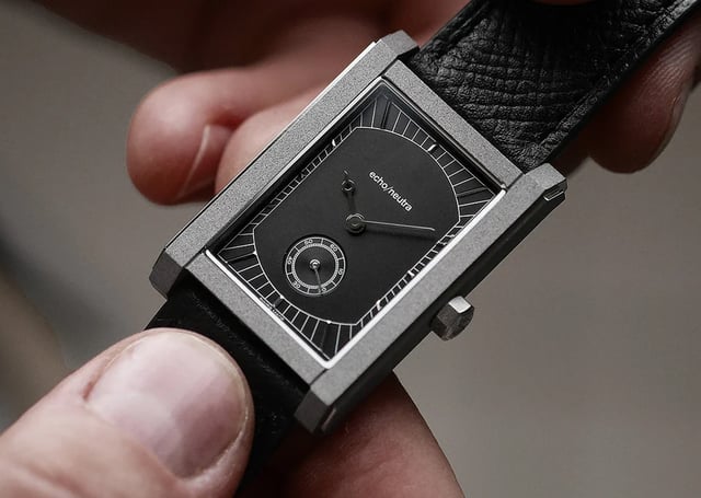 echo/neutra – Rivanera Black, elegante Uhr aus Titan mit Handaufzugswerk