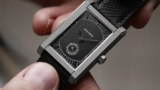 echo/neutra – Rivanera Black, elegante Uhr aus Titan mit Handaufzugswerk