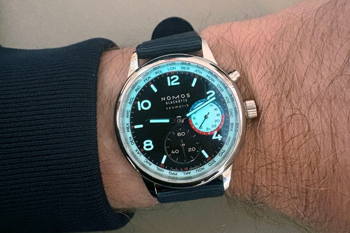 Nomos: Club Sport Neomatik Weltzeit Dark Wristshot