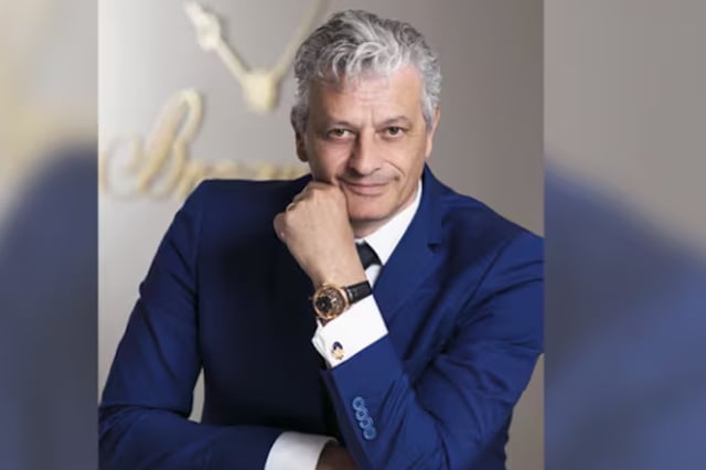 Lionel a Marca lächelt