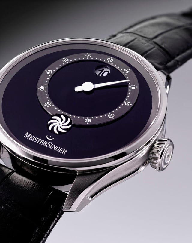Red Dot 2026: Meistersinger Panthero Jumping Hour schwarz