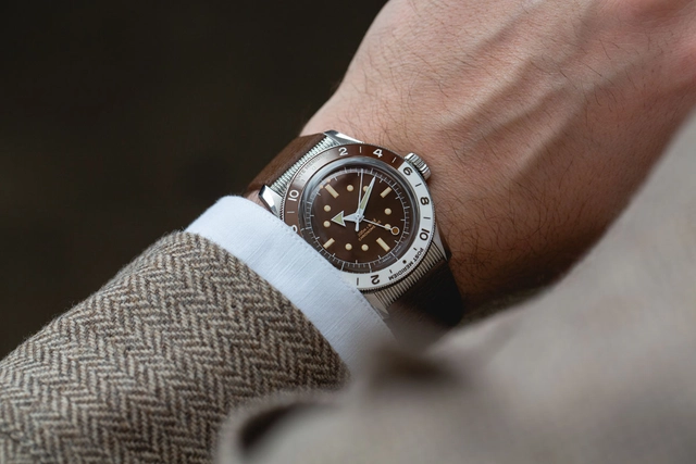 Serica 8315-2 in Desert Red Wristshot