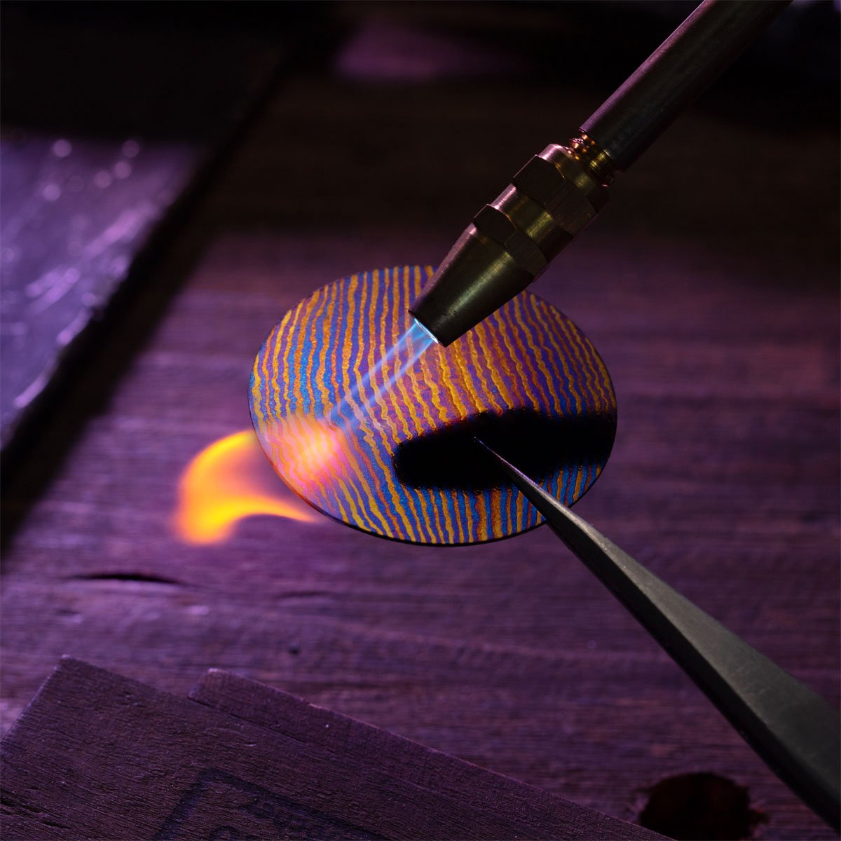 Venezianico-Nereide-Ti-Damascus: Durch Hitzebehandlung entstehen mehrfarbige Muster auf dem Titan-Zifferblatt.