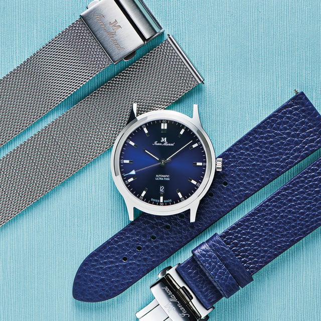 Die Jean Marcel Stealth wird mit Edelstahl-Milanaise-Band und blauem Kalbsleder ausgeliefert.
