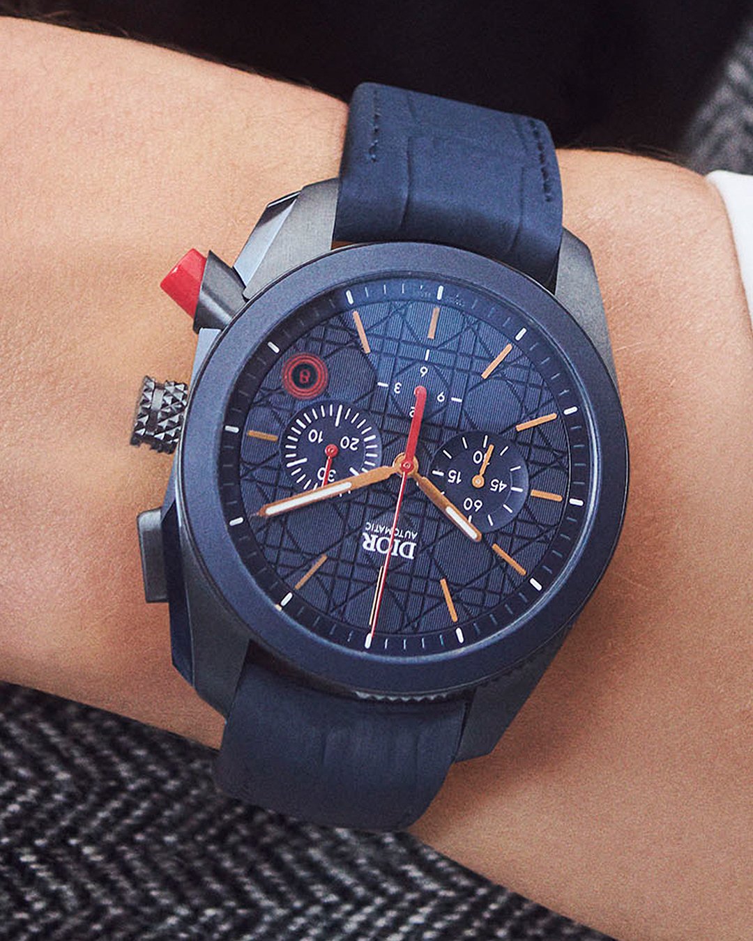 Dior Chiffre Rouge Chronograph in ultramattem Blau 41 mm am Handgelenk