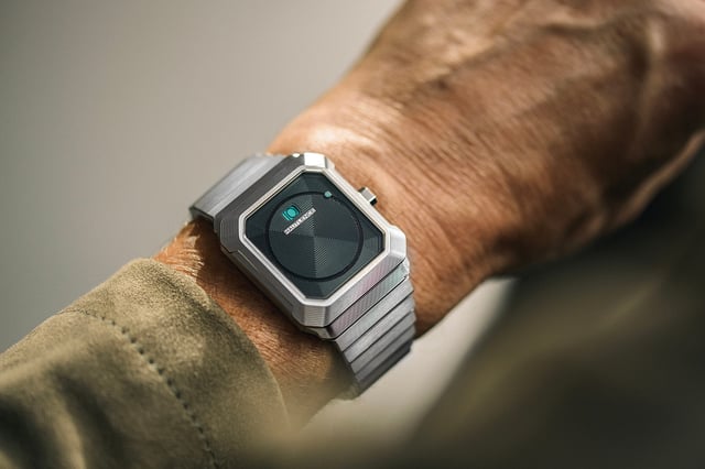 Hautlence Kubera am Handgelenk