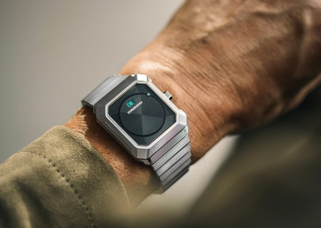 Hautlence Kubera am Handgelenk