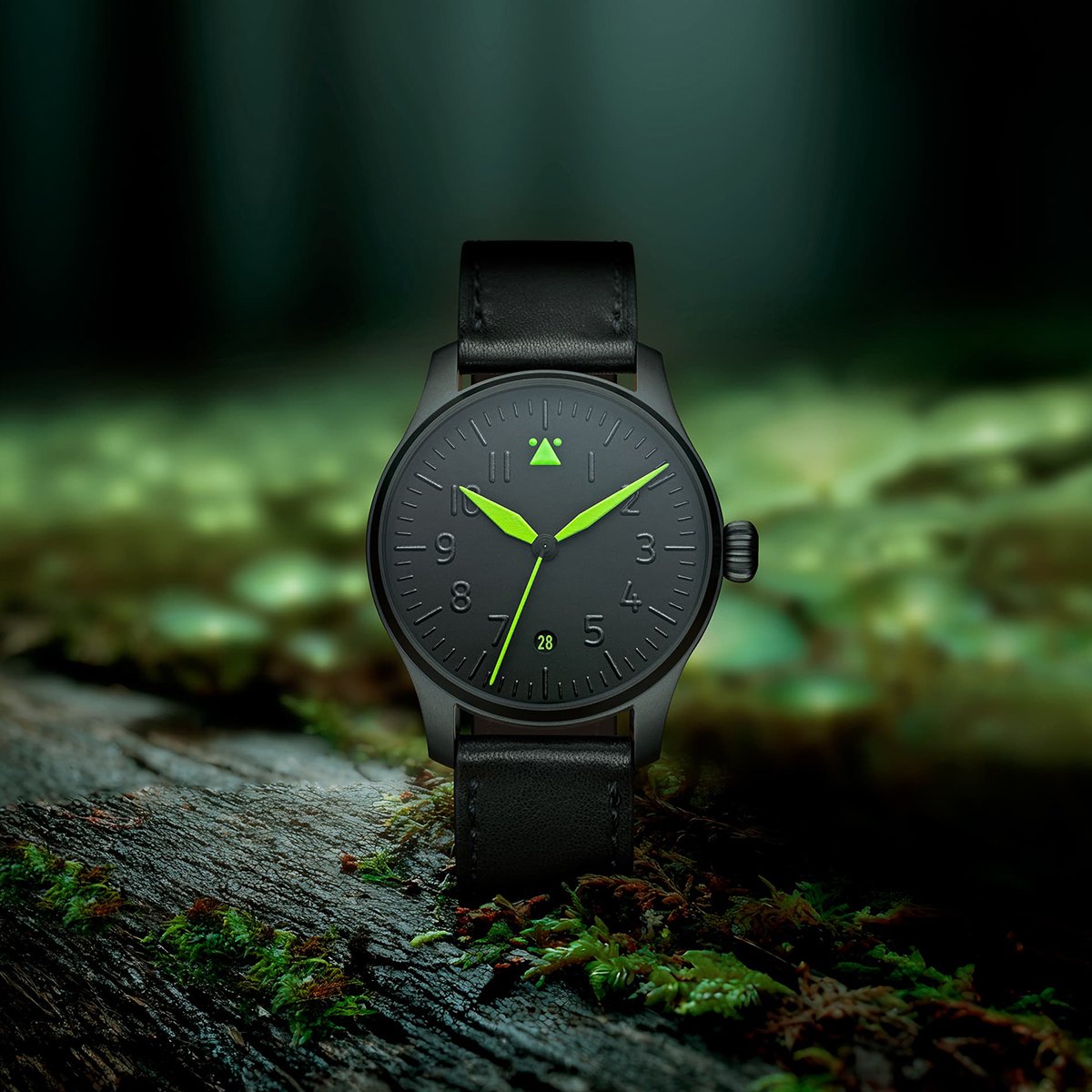 Abbildung der Stowa Flieger Verus Black Forest Foxfire mit schwarzem Zifferblatt, leuchtend grünen Zeigern und schwarzem Armband