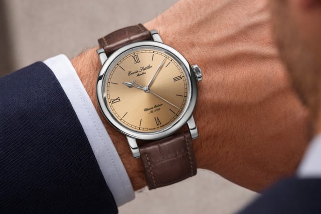 Erwin Sattler Classica Medium Limited, Uhr am Handgelenk