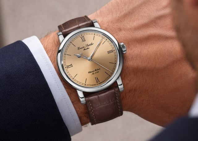 Erwin Sattler Classica Medium Limited, Uhr am Handgelenk