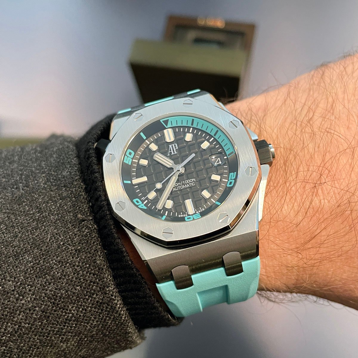 Audemars Piguet: Royal Oak Offshore Diver türkis Wristshot