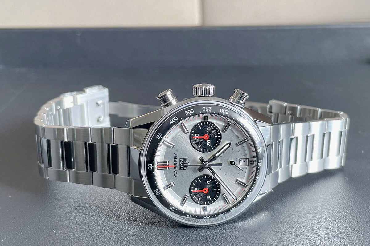 TAG Heuer Carrera Chronograph Panda Hands-On liegend