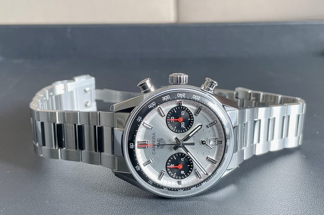 TAG Heuer Carrera Chronograph Panda Hands-On liegend