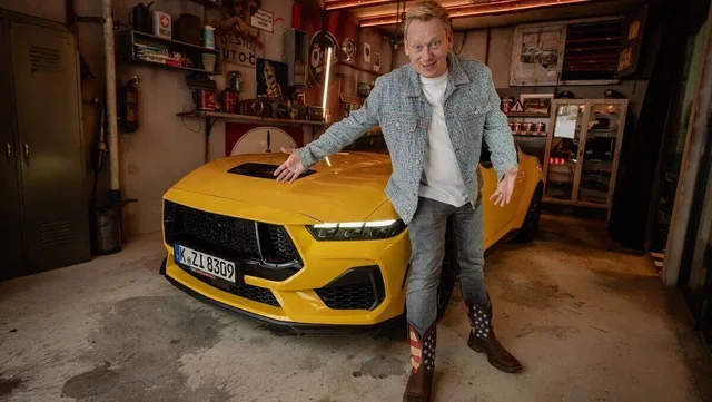 Knossi und sein neuer Ford Mustang.