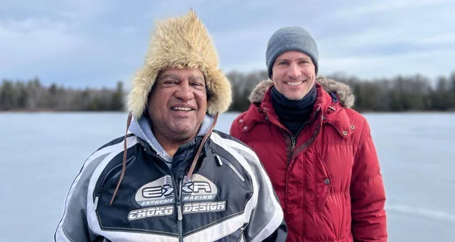 Bei seinem Besuch in den USA führt Ingo Zamperoni (rechts) mit dem Freund seiner US-amerikanischen Schwiegermutter kontroverse politische Diskussionen.