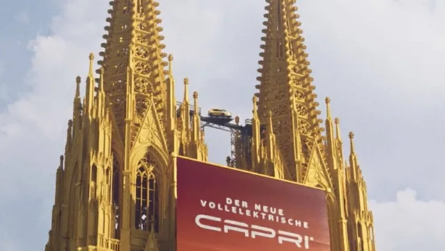 Ein Ford auf dem Kölner Dom? Das kann nicht wahr sein.