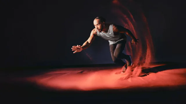 Lewis Hamilton schwitzt für Lululemon