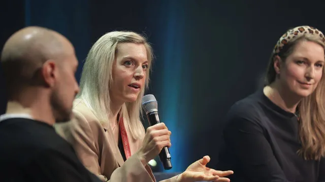 Annika Spitz von Cosnova und Sabine Zantis, bisher Deichmann, diskutieren mit Giuseppe Fiordispina darüber, wo man seine Community am besten antrifft. 	