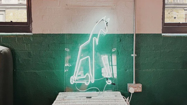Das trojanische Pferd zieht nach London.