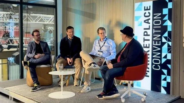 Paul Krauss, Partner AI, teamOne; Hendrik Reuter, Director E-Commerce, OLYMP; Daniel Marschollek, Head of Consumer Experience & Digital, Nestlé Deutschland AG; Moderator Jochen G. Fuchs, W&V (Von links nach rechts).