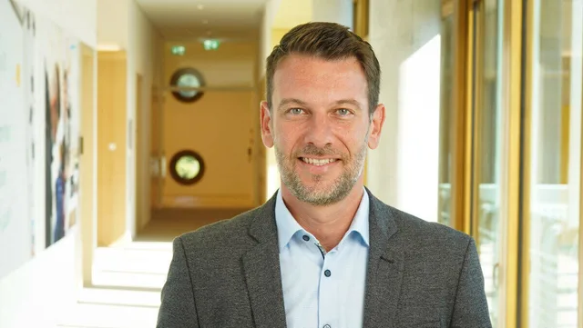 Adrian Martin ist Geschäftsbereichsverantwortlicher dm-Marken bei dm-drogerie markt
