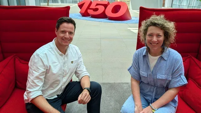 Simone Gudlick (r.) und Peter Reichmann (l.) feiern 150 Jahre Henkel. 