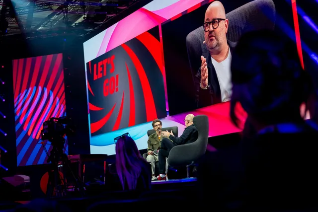 W&V-Redakteur Conrad Breyer im Gespräch mit Michael Schuld, CMO von MediaMarktSaturn. Foto Koelnmesse.jpg