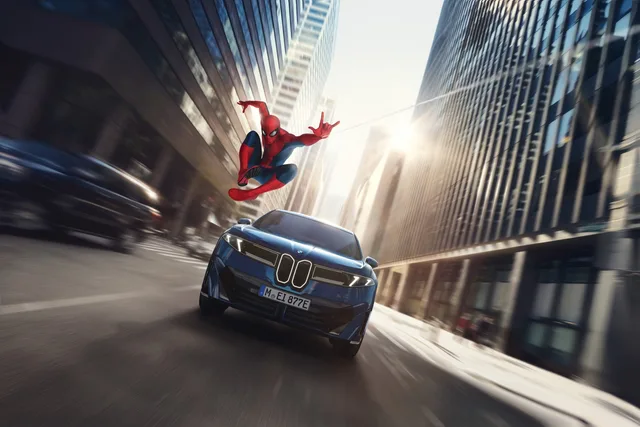 Spider-Man landet auf einem BMW iX3